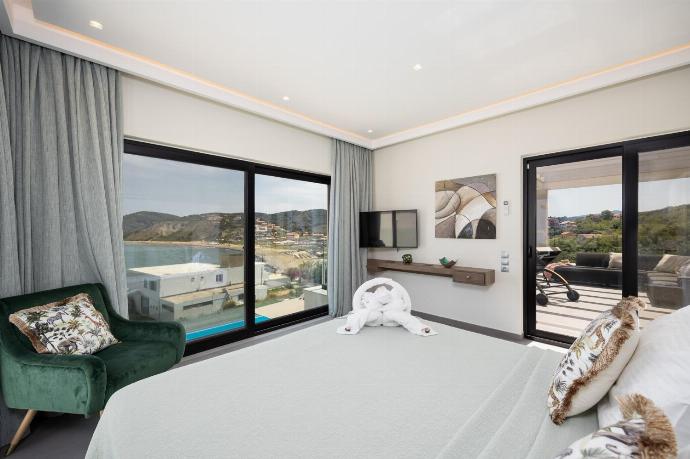 Double bedroom with en suite bathroom, A/C, TV, and sea views . - Villa Halcyon . (Photo Gallery) }}