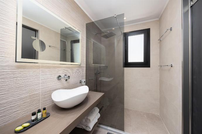 En suite bathroom with shower . - Villa Halcyon . (Photo Gallery) }}