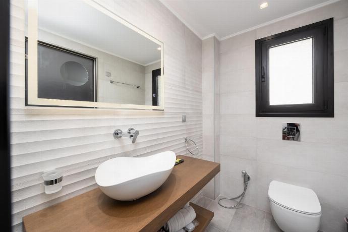 En suite bathroom with shower . - Villa Halcyon . (Photo Gallery) }}