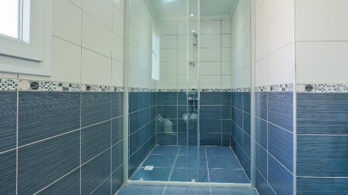 Bathroom with shower . - Orka Crystal Villa . (Galleria fotografica) }}