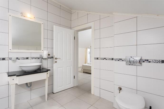 En suite bathroom with shower . - Golden Heights 5 . (Photo Gallery) }}
