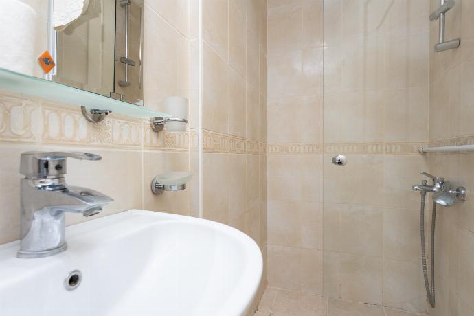 En suite bathroom with shower . - Villa Oliv . (Photo Gallery) }}