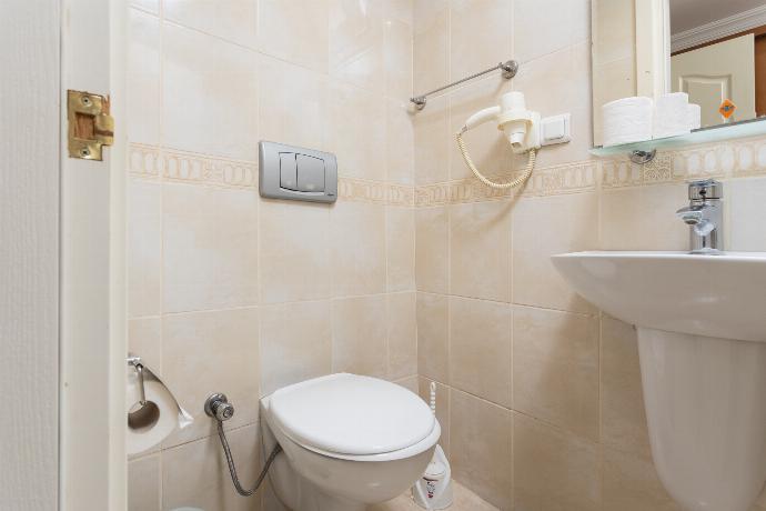 En suite bathroom with shower . - Villa Oliv . (Photo Gallery) }}