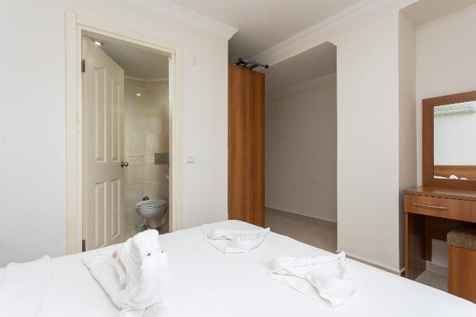 Double bedroom with en suite bathroom and A/C . - Villa Oliv . (Photo Gallery) }}