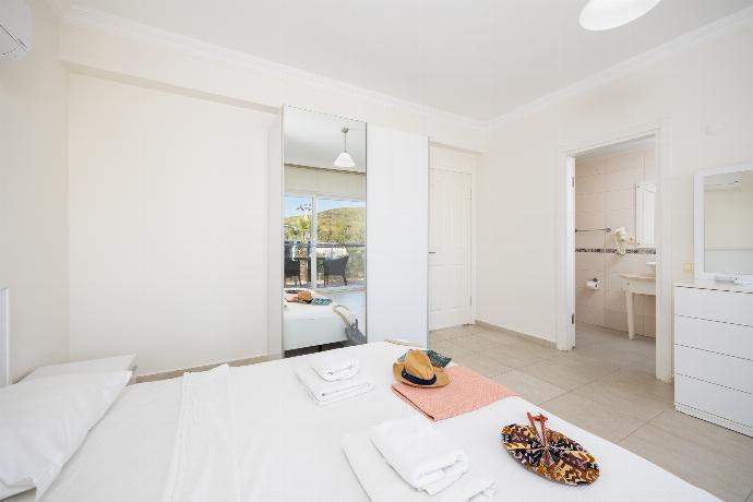 Double bedroom with en suite bathroom and A/C . - Villa Valley 5 . (Photo Gallery) }}