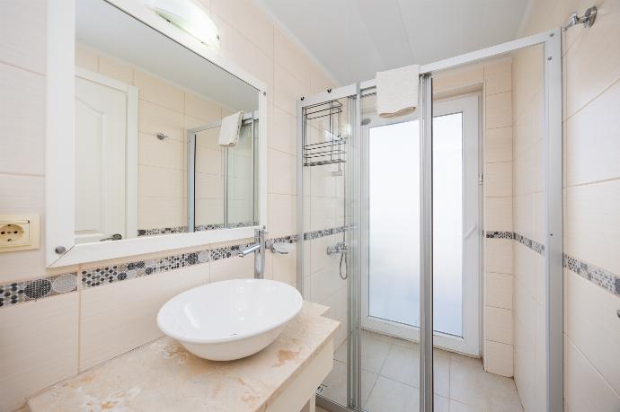 En suite bathroom with shower . - Villa Valley 5 . (Photo Gallery) }}