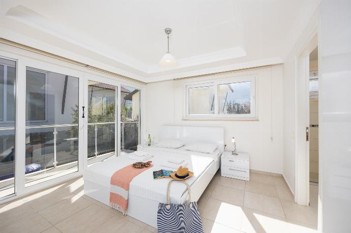 Double bedroom with en suite bathroom and A/C . - Villa Valley 5 . (Photo Gallery) }}