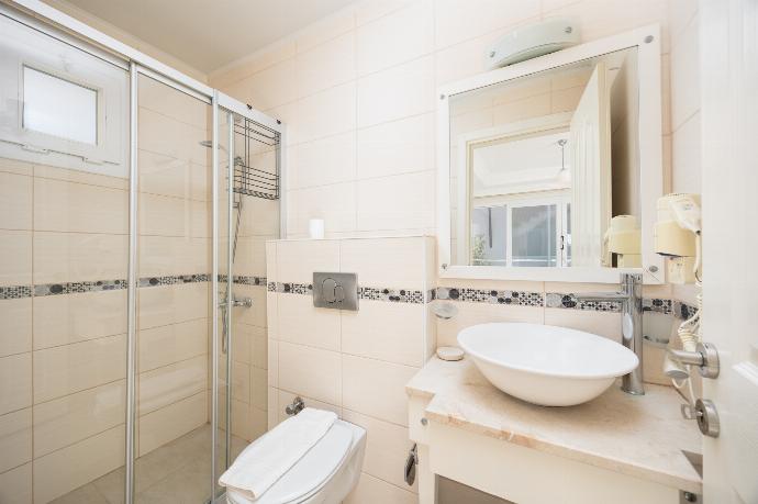 En suite bathroom with shower . - Villa Valley 5 . (Photo Gallery) }}