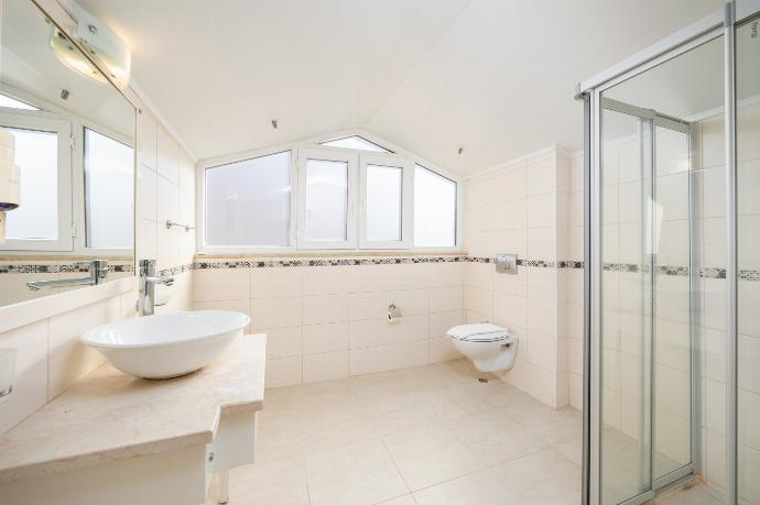 Family bathroom with shower . - Villa Valley 5 . (Photo Gallery) }}