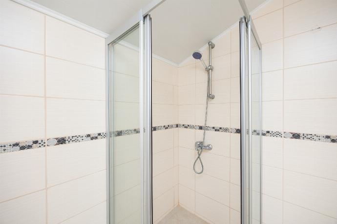 Family bathroom with shower . - Villa Valley 5 . (Photo Gallery) }}