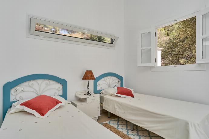 Twin bedroom with A/C . - Villa Los Espejos De Frigiliana . (Photo Gallery) }}