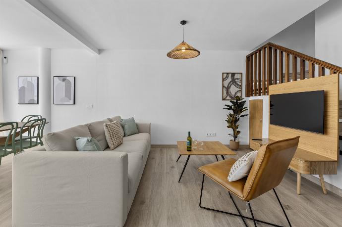 Open-plan living room with sofas, dining area, kitchen, WiFi internet, satellite TV . - Villa Oscar . (Photo Gallery) }}