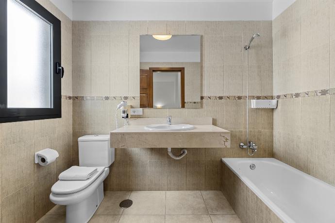 Family bathroom with bath . - Villa Oscar . (Photo Gallery) }}