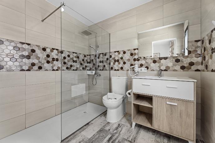 En suite bathroom with shower . - Villa Oscar . (Photo Gallery) }}