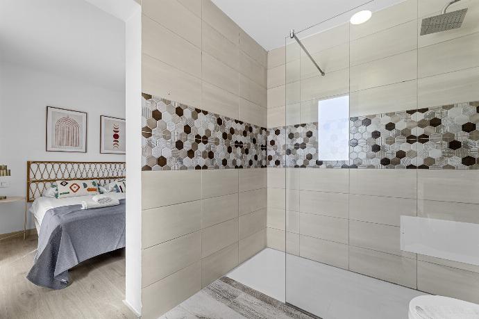 En suite bathroom with shower . - Villa Oscar . (Photo Gallery) }}