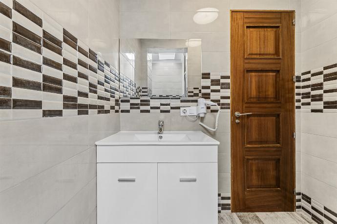 Family bathroom with shower . - Villa Oscar . (Photo Gallery) }}