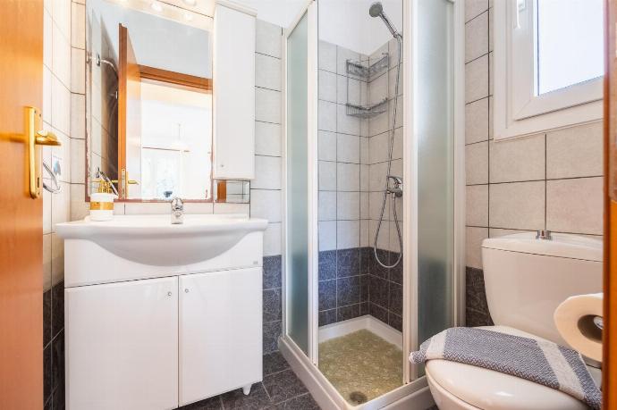 Family bathroom with shower . - Villa Afrodite Classico . (Photo Gallery) }}