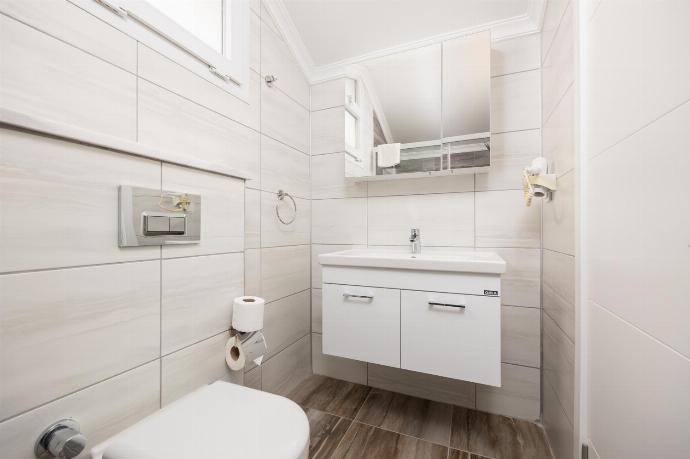 En suite bathroom with shower . - Villa Premium F . (Photo Gallery) }}