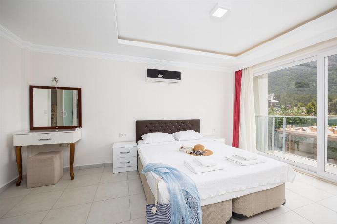 Double bedroom with en suite bathroom and A/C . - Villa Premium F . (Photo Gallery) }}