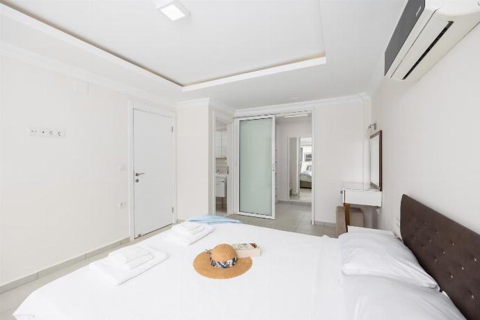 Double bedroom with en suite bathroom and A/C . - Villa Premium F . (Photo Gallery) }}