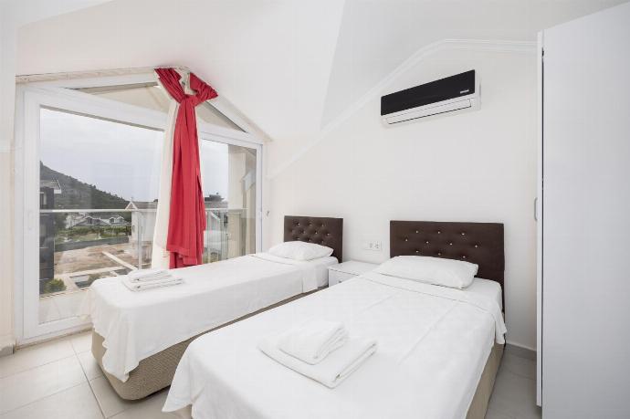 Twin bedroom with en suite bathroom and A/C . - Villa Premium F . (Photo Gallery) }}