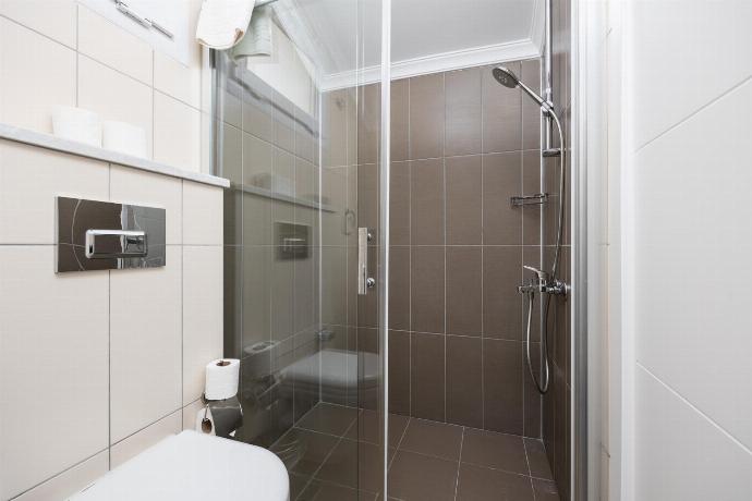 En suite bathroom with shower . - Villa Premium F . (Photo Gallery) }}