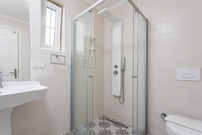 Family bathroom with shower . - Villa Crystal . (Photo Gallery) }}