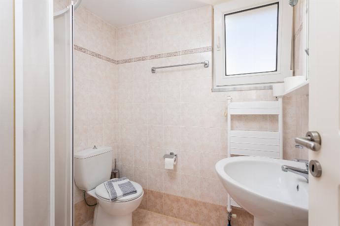 En suite bathroom with shower . - Hermione Villa . (Photo Gallery) }}