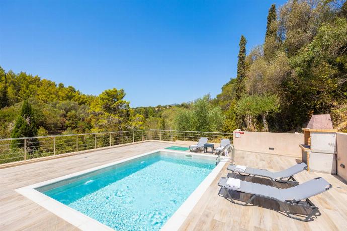 Private pool and terrace . - Villa Sia . (Galería de imágenes) }}