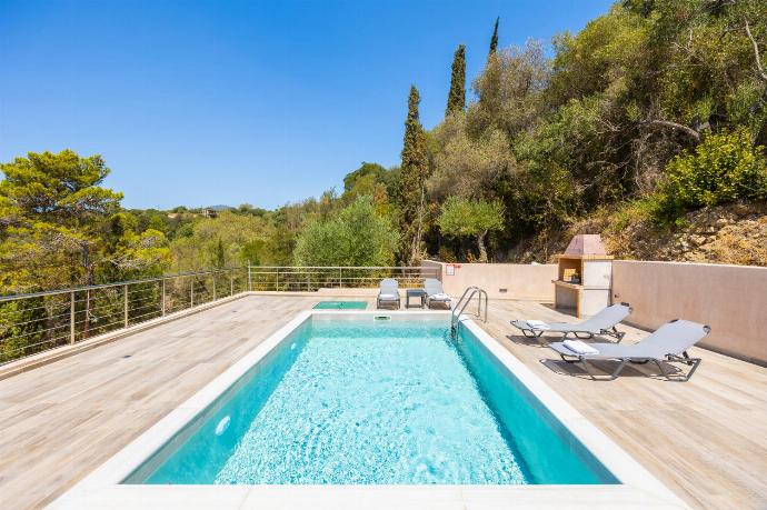 Private pool and terrace . - Villa Sia . (Galería de imágenes) }}