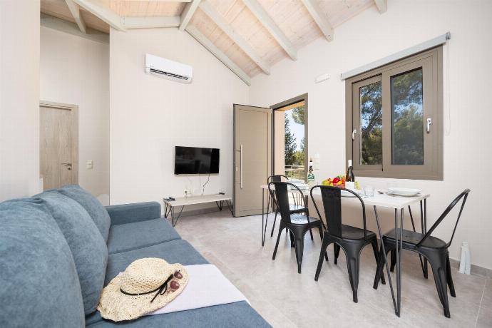 Open-plan living room with sofa, dining area, kitchen, A/C, WiFi internet, and satellite TV . - Villa Sia . (Galleria fotografica) }}