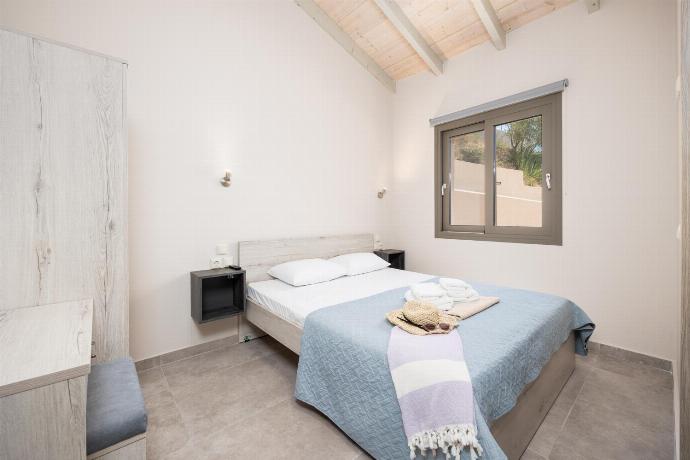 Double bedroom with en suite bathroom and A/C . - Villa Sia . (Galleria fotografica) }}