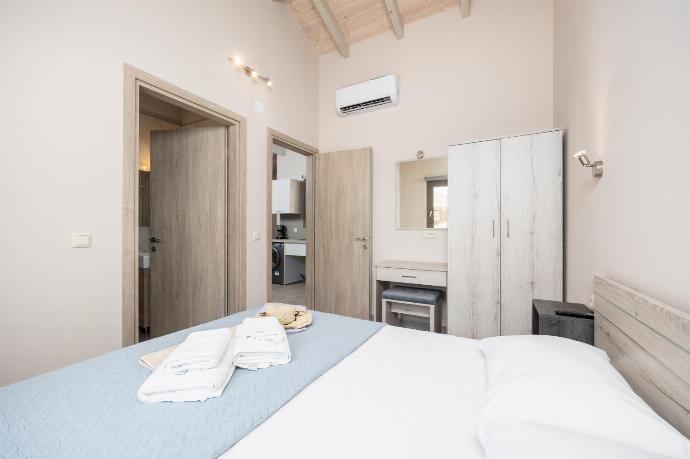 Double bedroom with en suite bathroom and A/C . - Villa Sia . (Photo Gallery) }}