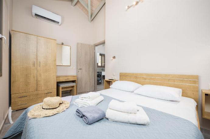 Double bedroom with A/C . - Villa Sia . (Galleria fotografica) }}