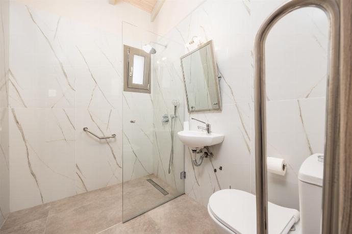 Family bathroom with shower . - Villa Sia . (Galería de imágenes) }}