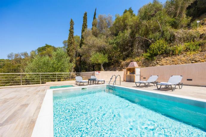 Private pool and terrace . - Villa Sia . (Fotogalerie) }}