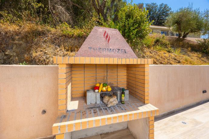 Terrace area with BBQ . - Villa Sia . (Fotogalerie) }}