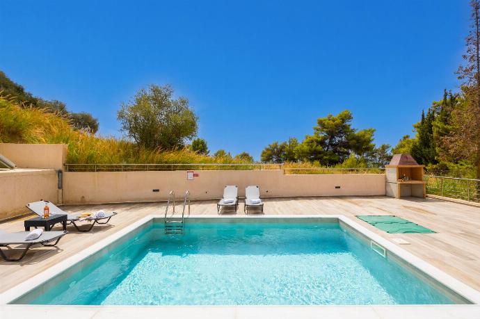 Private pool and terrace . - Villa Gerasmia . (Fotogalerie) }}