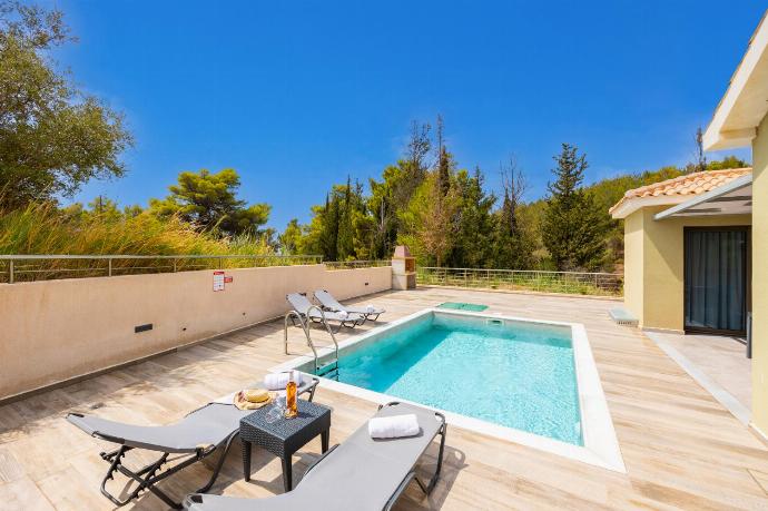 Private pool and terrace . - Villa Gerasmia . (Galleria fotografica) }}