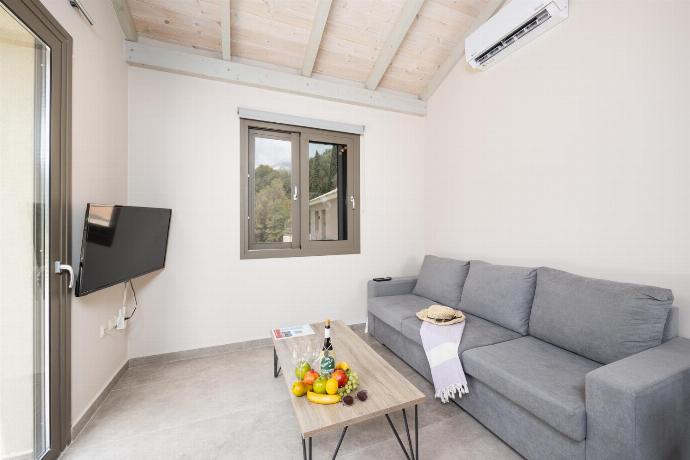 Open-plan living room with sofa, dining area, kitchen, A/C, WiFi internet, and satellite TV . - Villa Gerasmia . (Galleria fotografica) }}