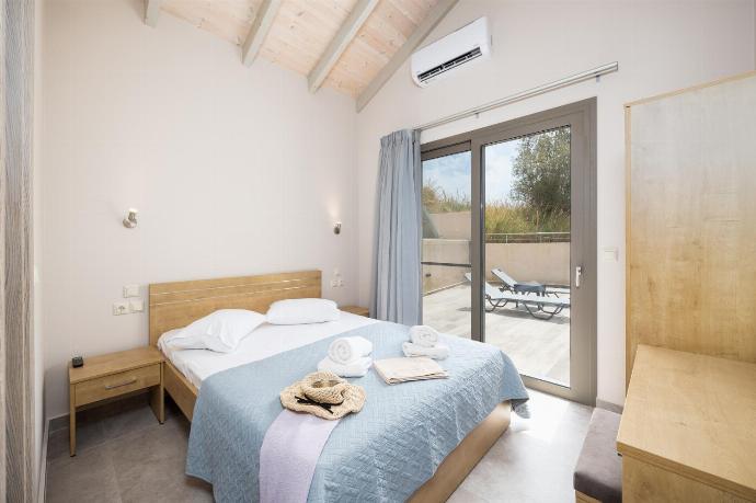 Double bedroom with en suite bathroom and A/C . - Villa Gerasmia . (Fotogalerie) }}