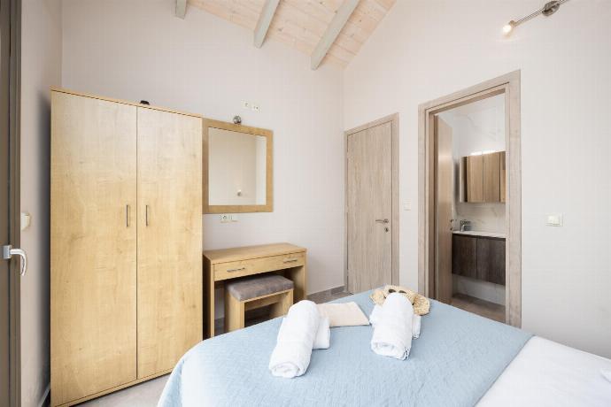 Double bedroom with en suite bathroom and A/C . - Villa Gerasmia . (Fotogalerie) }}