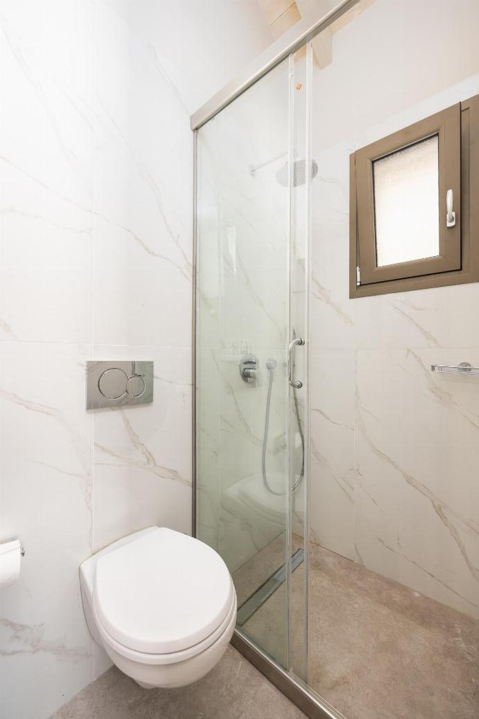 En suite bathroom with shower . - Villa Gerasmia . (Galleria fotografica) }}