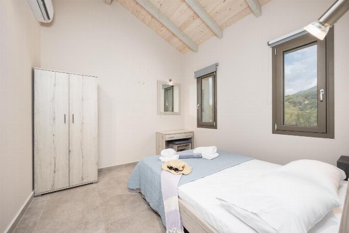 Double bedroom with A/C . - Villa Gerasmia . (Galerie de photos) }}