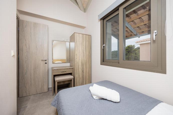 Single bedroom with A/C . - Villa Gerasmia . (Galería de imágenes) }}