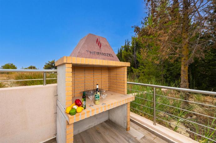 Terrace area with BBQ . - Villa Gerasmia . (Fotogalerie) }}