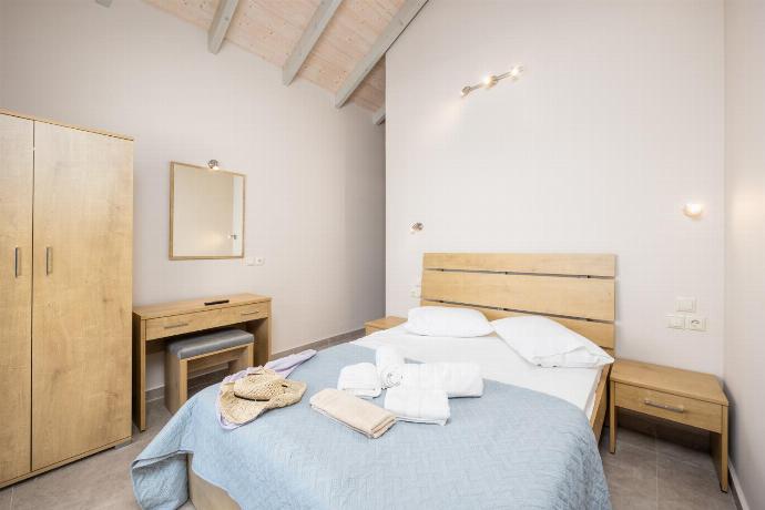 Double bedroom with en suite bathroom and A/C . - Villa Angela . (Galería de imágenes) }}