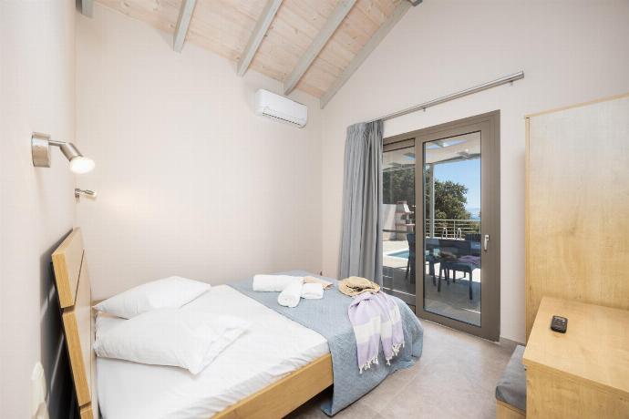 Double bedroom with en suite bathroom and A/C . - Villa Angela . (Galerie de photos) }}