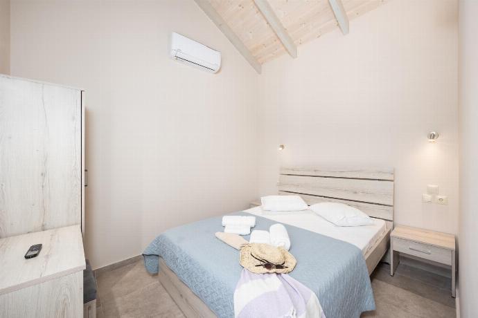 Double bedroom with en suite bathroom and A/C . - Villa Angela . (Galleria fotografica) }}