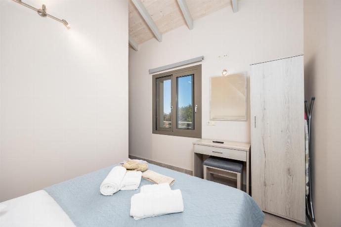 Double bedroom with en suite bathroom and A/C . - Villa Angela . (Fotogalerie) }}